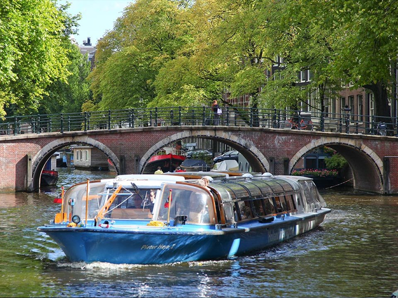 Veroveraar dienblad Hijsen 3 Fun Amsterdam Cafes to Check Out | Amsterdam Private Tours